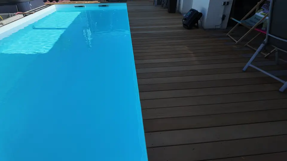 Holzterrasse aus Garapa direkt am Pool