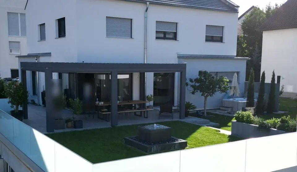 Neu gestalteter Garten mit Pergola, Rasen und Wasserspiel