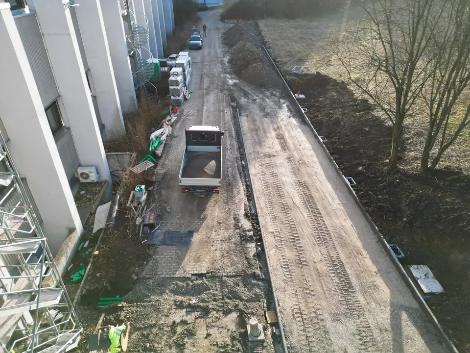 Außenanlage an einem Firmengebäude im Bau