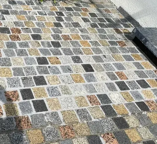 Buntes Mischpflaster aus Granit
