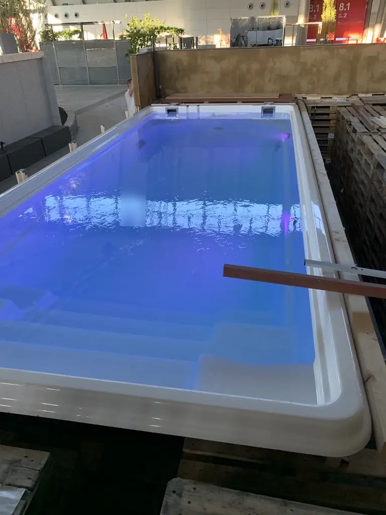 Fertig eingebautes Poolbecken, frisch befüllt und beleuchtet