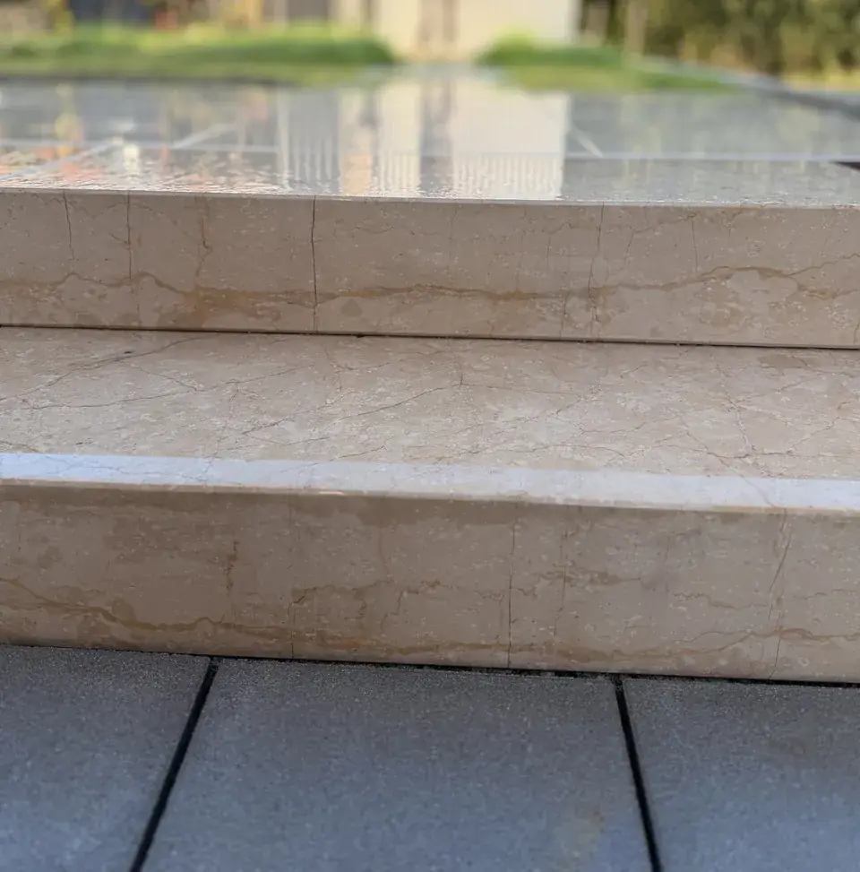 Blockstufen aus beigem Naturstein
