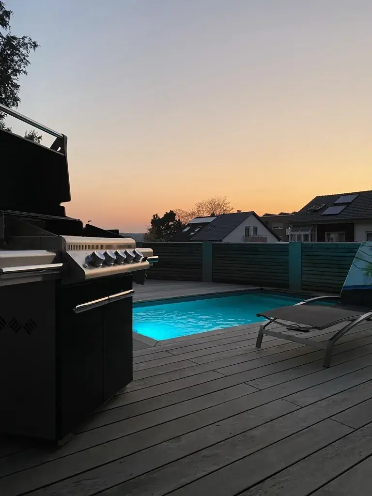 Pool mit Holzdeck in der Abendsonne