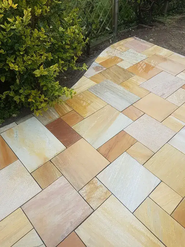 Terrasse aus mehrfarbigem Sandstein mit geschwungenem Rand