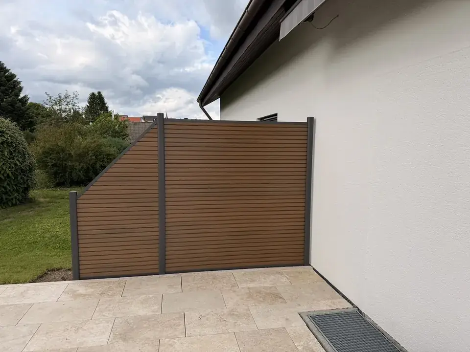 Sichtschutz in Holzoptik an einer Terrasse
