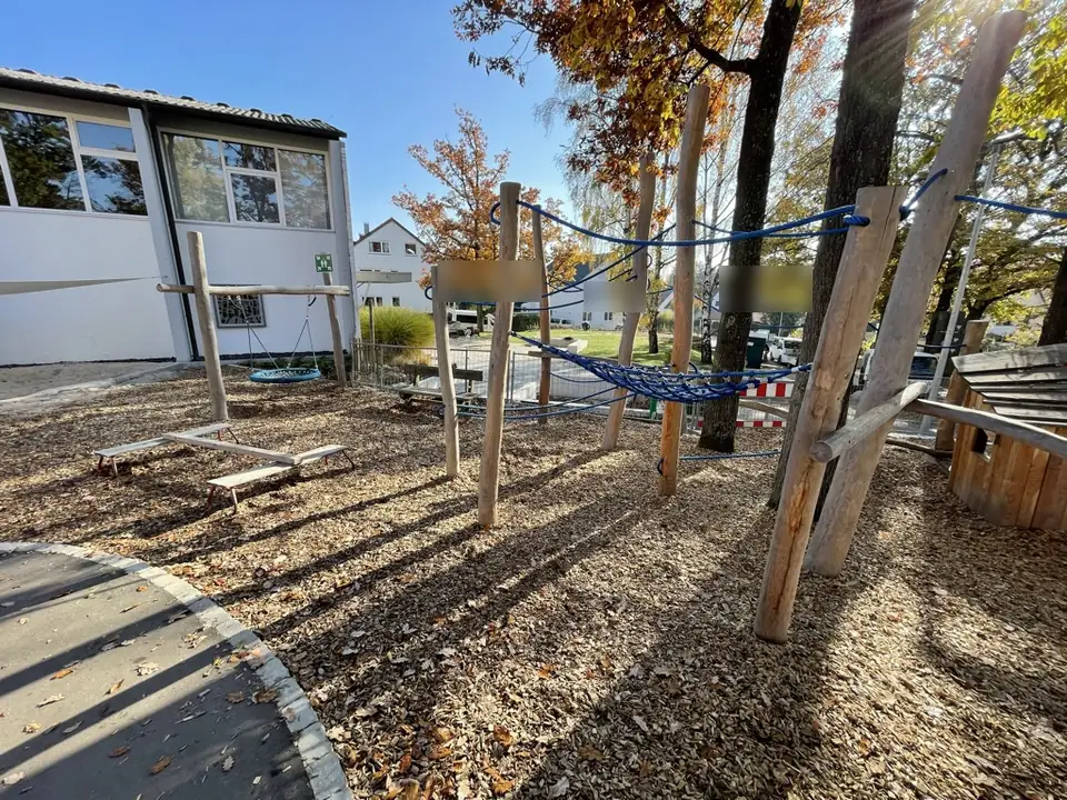 Spielplatz eines Kindergartens mit Kletterparcours