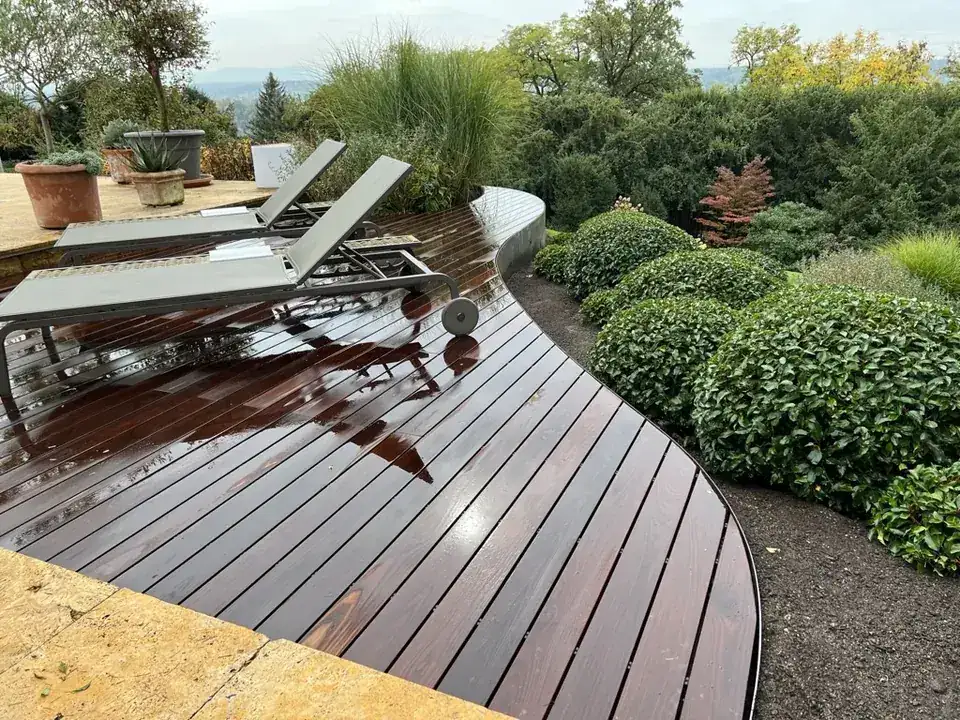 Geschwungene Terrasse aus Thermoesche
