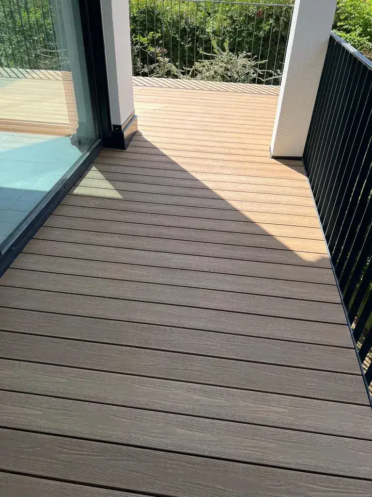 WPC-Dielen in Holzoptik auf einem Balkon